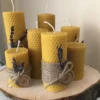 Direkt von vorne aufgenommene Ansicht eines 7-teiligen Bienenwachskerzen-Sets – 100 % natürlich, handgefertigt, mit Honigduft.