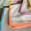 Nahaufnahme des 10er-Sets Baumwoll-Spucktücher – weiche & hautfreundliche Baby-Mulltücher in verschiedenen Farben.