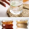 Hitzebeständiges Borosilikatglas in Wellenform – stilvolles Servierglas für heiße & kalte Getränke, ideal für Kaffee, Tee & Cocktails.