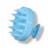 Blaue Silikon-Kopfmassagebürste mit ergonomischem Griff und weichen Spitzen für die Haarpflege.