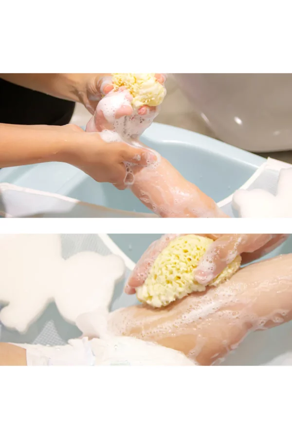 Sanfte Babypflege – Mutter badet ihr Baby mit natürlichem Meerschwamm Mutter badet ihr Baby mit einem natürlichen Meerschwamm – sanfte & sichere Babypflege mit 100 % Naturprodukt.