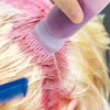Kamm-Applikatorflasche in Anwendung – Haarfarbe wird präzise auf den Haaransatz aufgetragen.