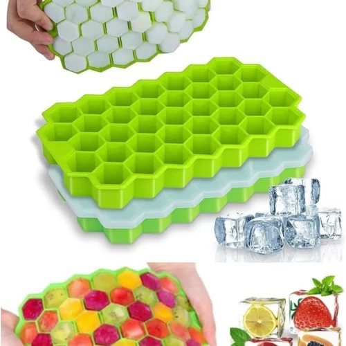 Grüne wabenförmige Silikon-Eiswürfelformen mit Deckel, gefüllt mit Eiswürfeln und bunten Früchten.
