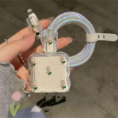Ein stilvolles Ladegerät- und Kabelschutz-Set mit transparentem Design und Rosendekor.