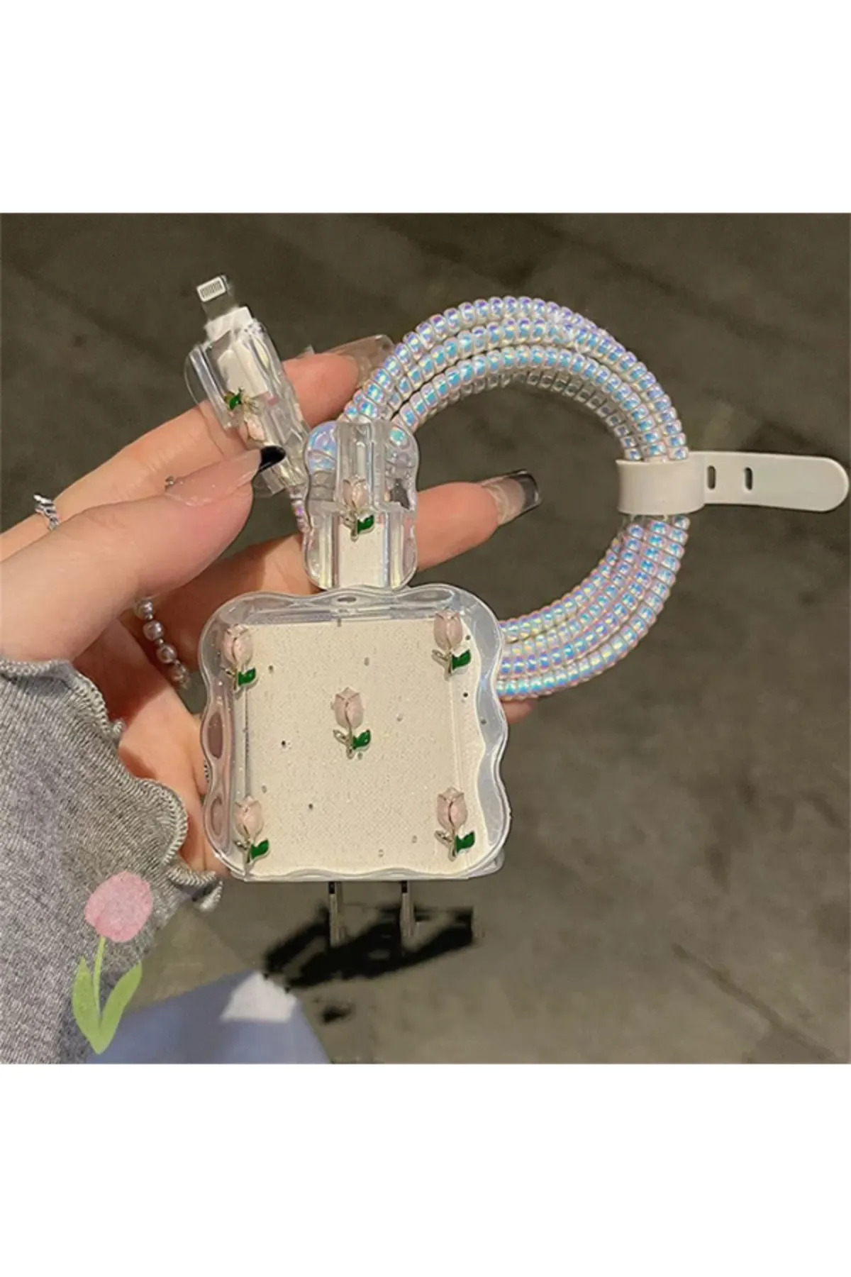 Ein stilvolles Ladegerät- und Kabelschutz-Set mit transparentem Design und Rosendekor.