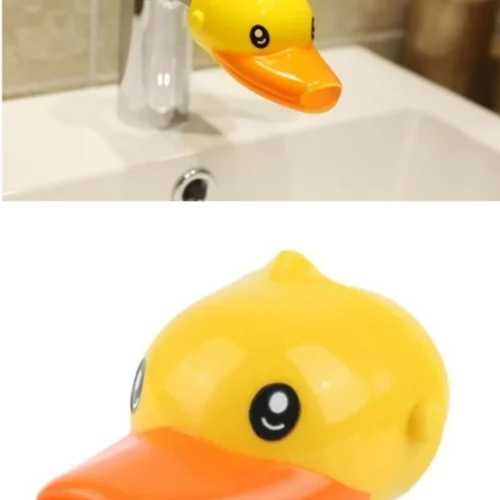 Gelber Enten-Wasserhahnaufsatz für Kinder, befestigt an einem Waschbeckenhahn, mit fröhlichem Cartoon-Design.