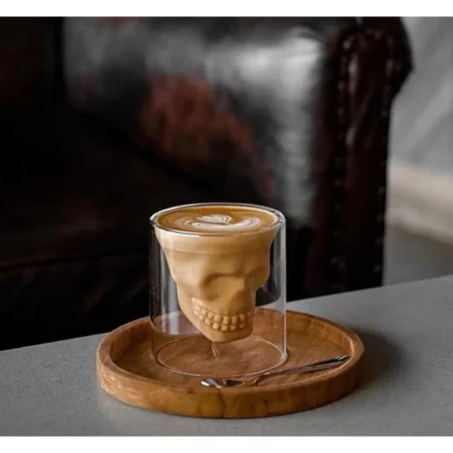 Doppelwandiges Borosilikatglas mit Totenkopf-Design – stilvolles & hitzebeständiges Servierglas für Kaffee, Cocktails & mehr.