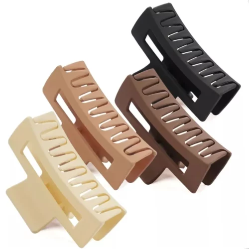 Vier Haarklammern in verschiedenen Brauntönen, darunter Beige, Karamell, Schokoladenbraun und Schwarz, in einem stilvollen minimalistischen Design.