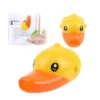 Gelber Enten-Wasserhahnaufsatz für Kinder mit lachendem Gesicht, angebracht an einem Waschbeckenhahn, um das Händewaschen zu erleichtern.