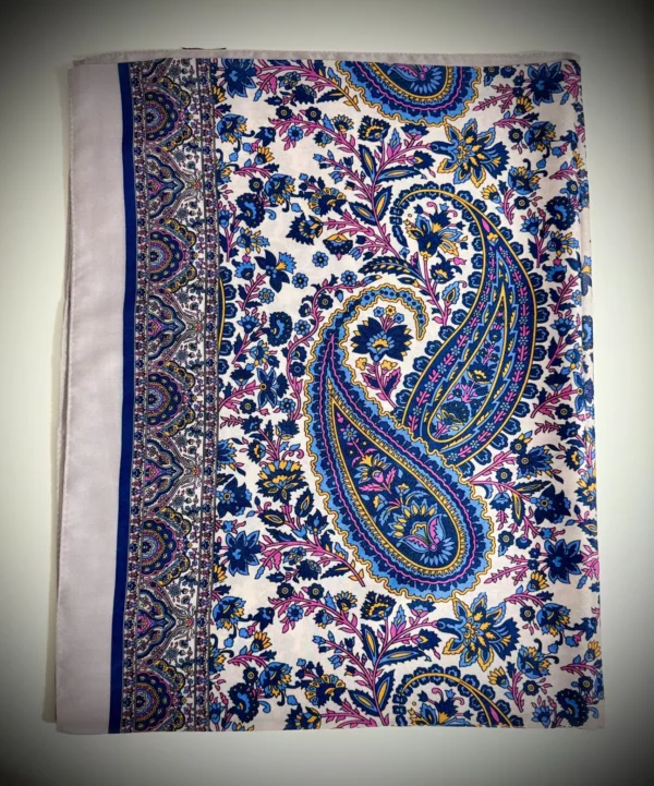 Baumwollschal mit blauem Paisley-Muster – Klassische Eleganz Ein eleganter Baumwollschal mit blauem Paisley-Muster und floralen Verzierungen auf hellem Hintergrund.