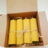 Vier handgerollte Bienenwachskerzen in einer Geschenkverpackung mit Naturband