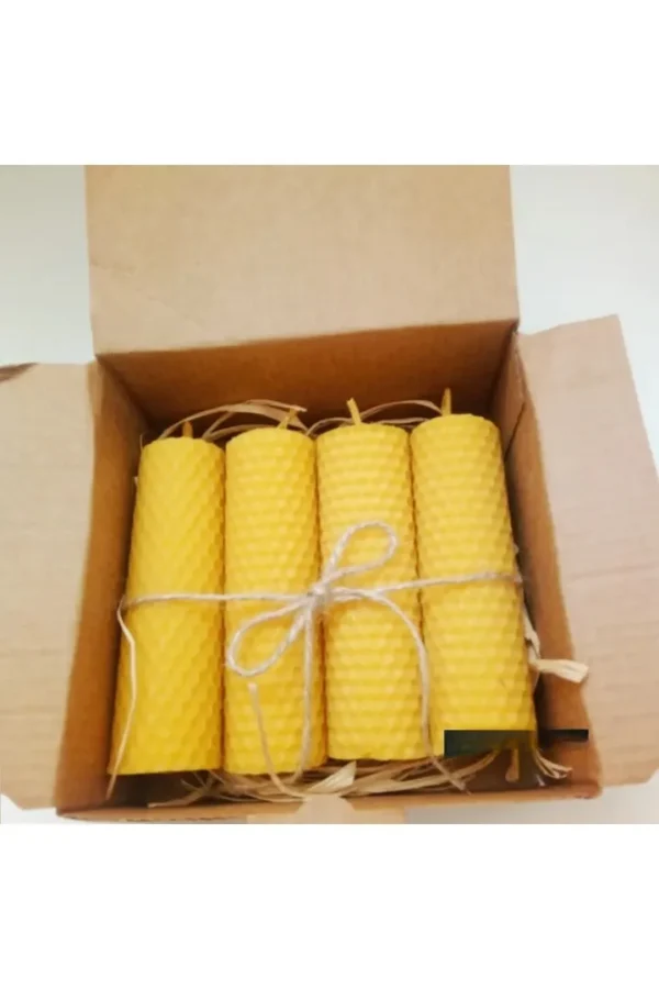 Vier handgerollte Bienenwachskerzen in einer Geschenkverpackung mit Naturband